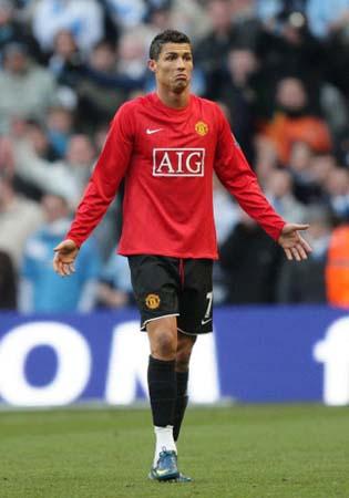 美术课上学生用课本表演变脸，轻松拿捏住精髓， 网友：“教科书式”变脸！