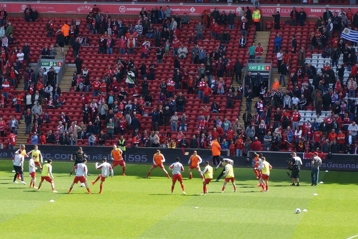 AC米兰在意大利杯1／8决赛中0-1不敌拉齐奥，终结13连胜，遭遇赛季首败。