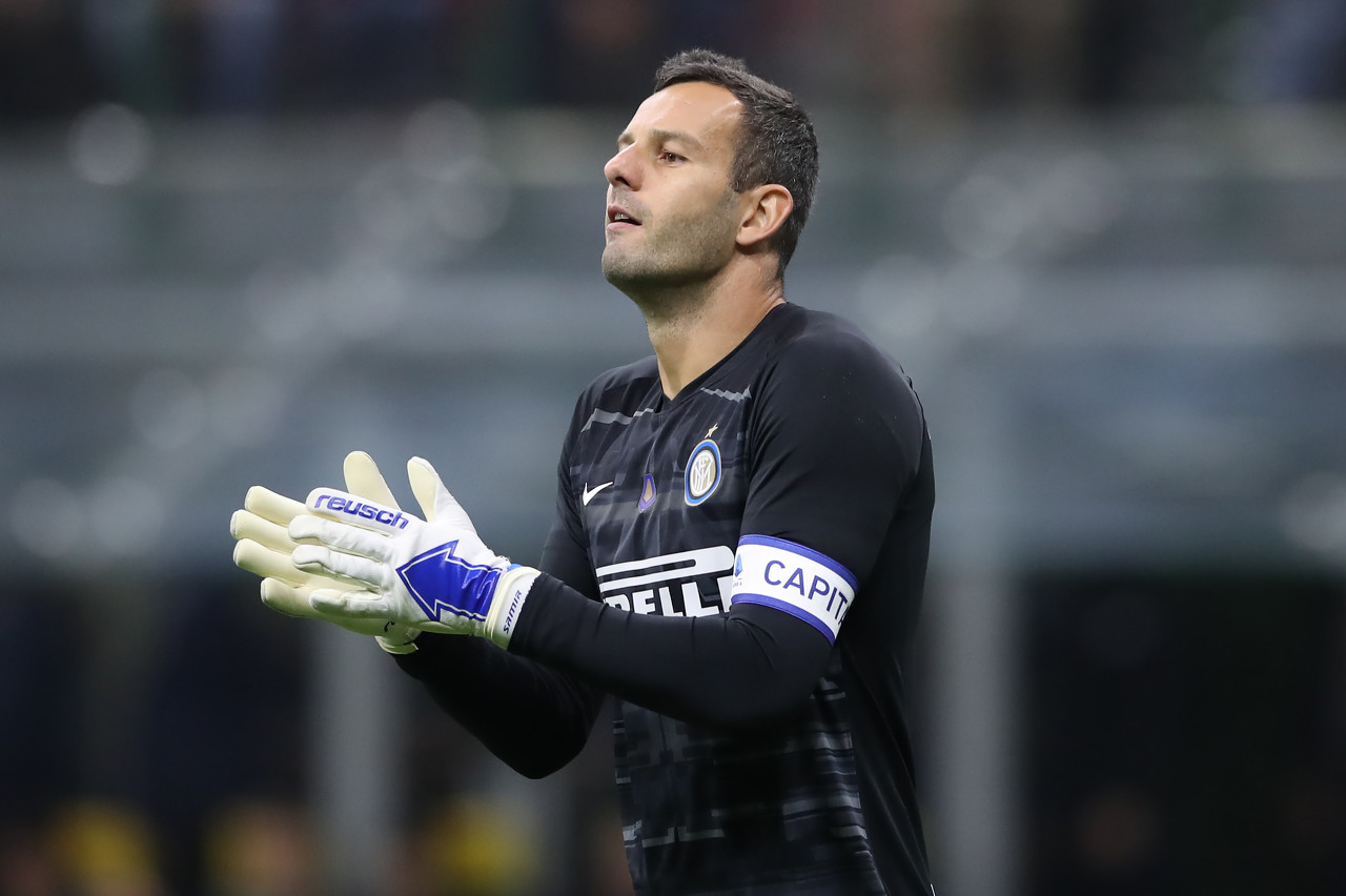 躺着进球，热那亚前锋科隆博在倒地情况下一脚完成破门