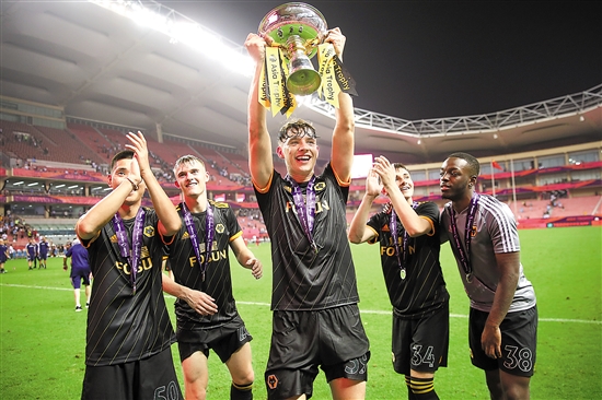 马内：范加尔在曼联想签我但没承诺出场时间，渣叔给了我承诺